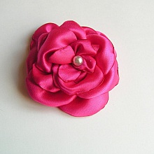 fleur de satin rose fuchsia et perle nacr&eacute;e faite main pour accessoire mariage