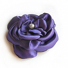 fleur de satin violet et perle nacr&eacute;e faite main pour accessoire mariage
