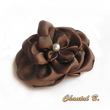fleur de satin chocolat et perle nacr&eacute;e faite main pour accessoire mariage