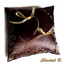 coussin d'alliances chocolat arabesques et cristaux dor&eacute;s