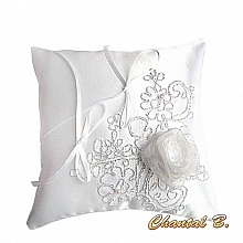 coussin d'alliances pour mariage th&egrave;me rose blanche romantique dentelle argent&eacute;e