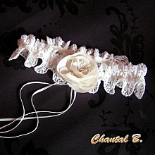 jarreti&egrave;re mariage dentelle festonn&eacute;e ivoire fleur de satin au coeur de pistils ivoire et rubans