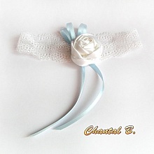 jarreti&egrave;re mariage dentelle blanche fleur de satin et ruban bleu
