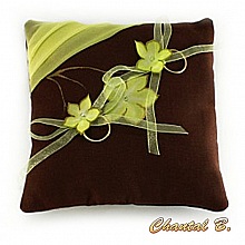 coussin de mariage porte alliances chocolat et fleurs de soie anis th&egrave;me nature