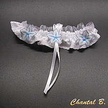 jarreti&egrave;re mariage fleurie satin et dentelle blanche fleurs soie bleue romantique
