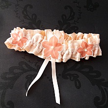 Jarreti&egrave;re mariage romantique satin rose poudr&eacute; dentelle double saumon fleurs de soie peintes main