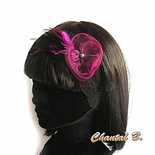 Bandeau cheveux dentelle noire fleur d'organza et plumes fushia 