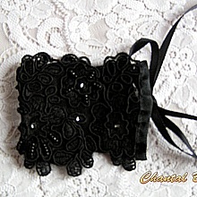 Bracelet dentelle manchette de soir&eacute;e dentelle noire en relief rebrod&eacute;e main perles Alice