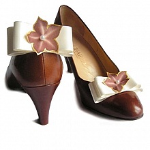 D&eacute;corations de chaussures mari&eacute;e noeud satin ivoire et fleur de soie chocolat 