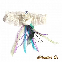 jarreti&egrave;re mariage dentelle ivoire plume de paon et fleur de satin