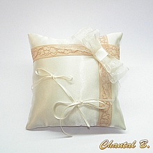 Ensemble coussin d'alliances dentelle vintage beige ros&eacute; satin ivoire et ruban d'organza et jarreti&egrave;re