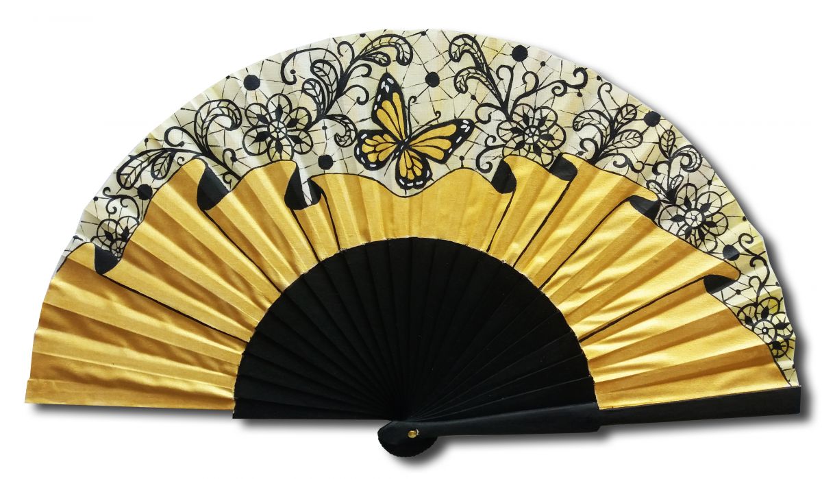 Éventail en satin peint à la main avec motif papillon.