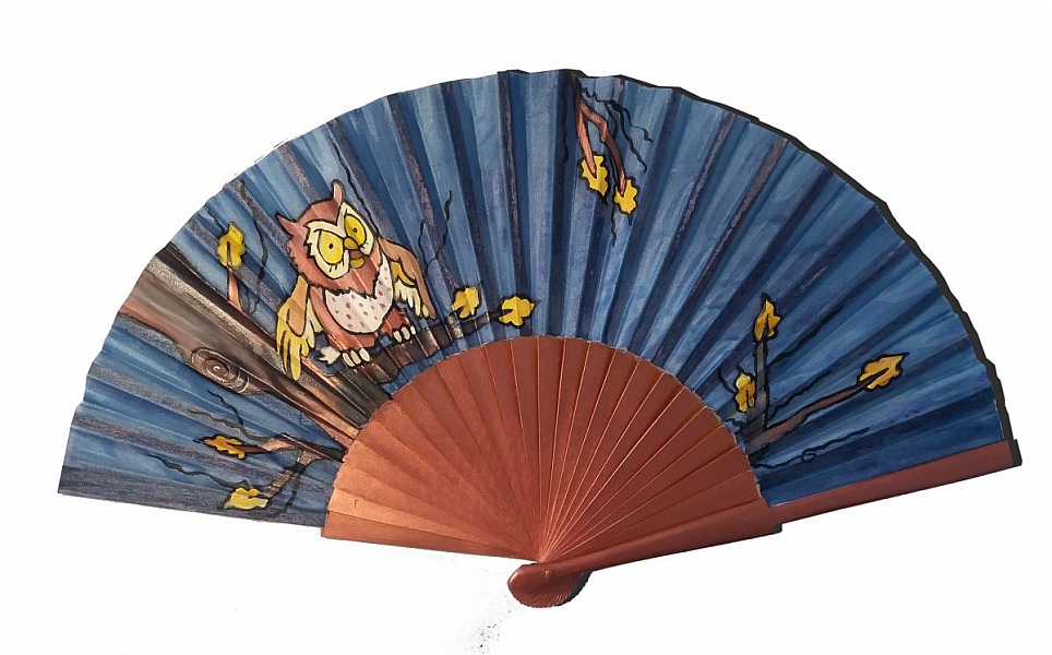 Éventail en satin peint à la main avec motif chouette.