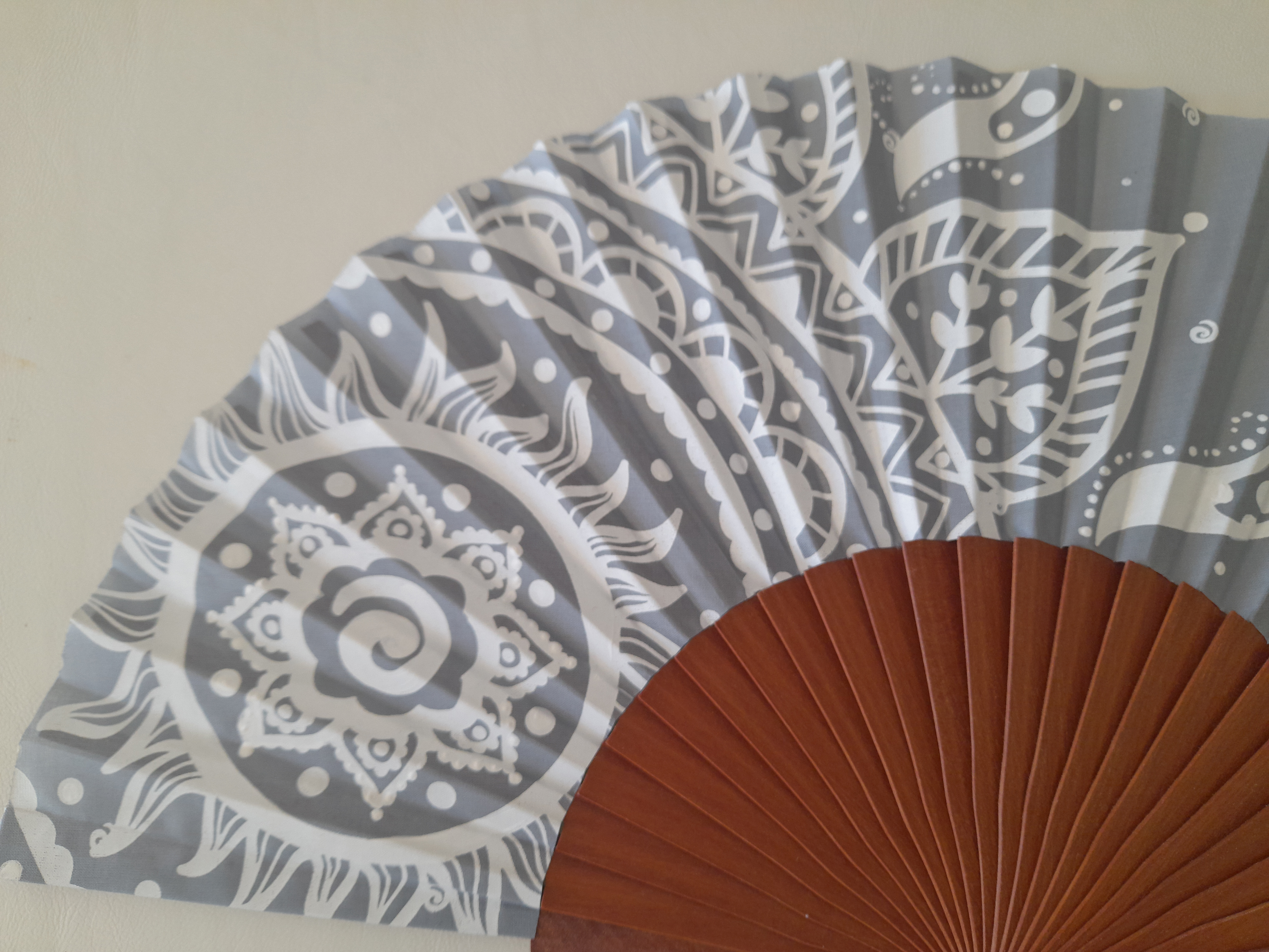 Éventail en coton peint à la main motif mandala gris.