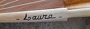 Éventail en satin blanc peint à la main, création artisanale.