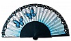 Éventail en satin peint à la main avec papillons bleus.