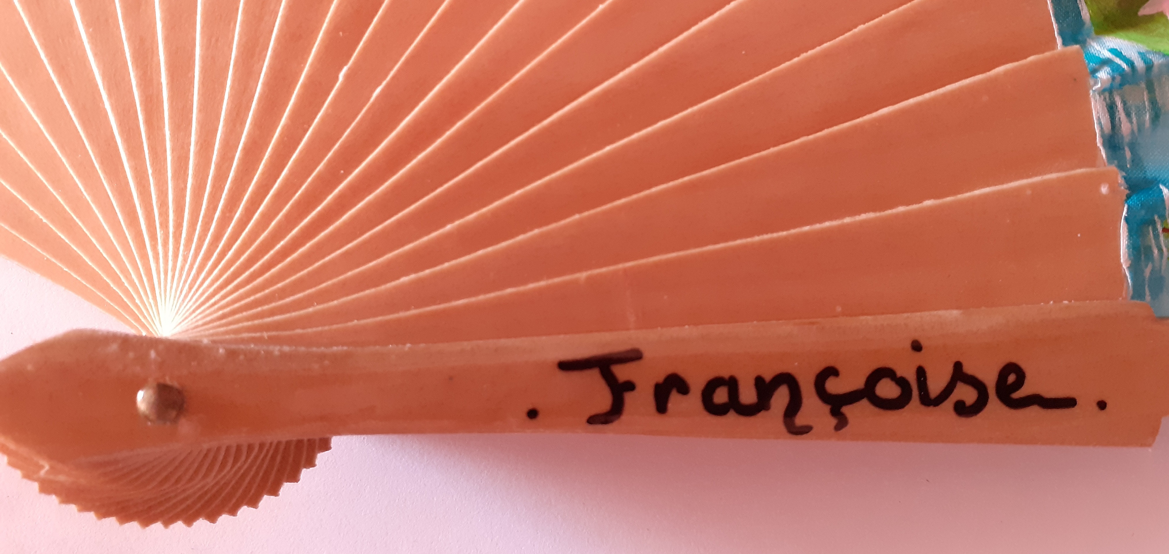 Éventail en soie peint à la main signé Françoise.