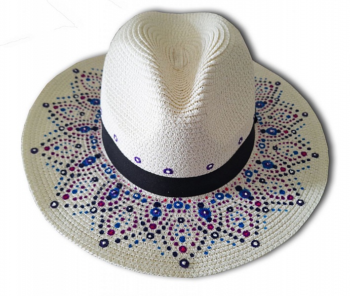 Un joli chapeau style Panama en paille enduite pour une meilleure protection