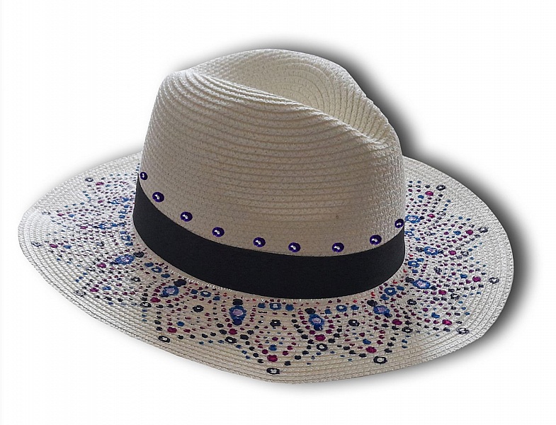 Un joli chapeau style Panama en paille enduite pour une meilleure protection