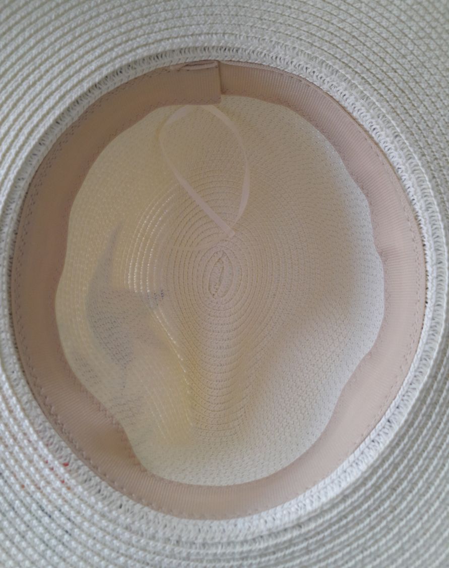 Un joli chapeau style Panama en paille enduite pour une meilleure protection