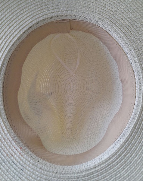 Un joli chapeau style Panama en paille enduite pour une meilleure protection