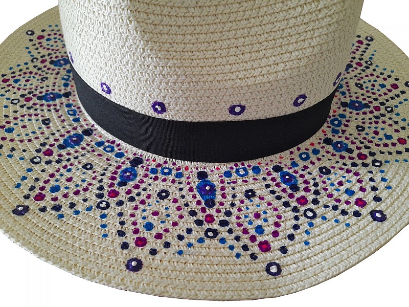 Un joli chapeau style Panama en paille enduite pour une meilleure protection