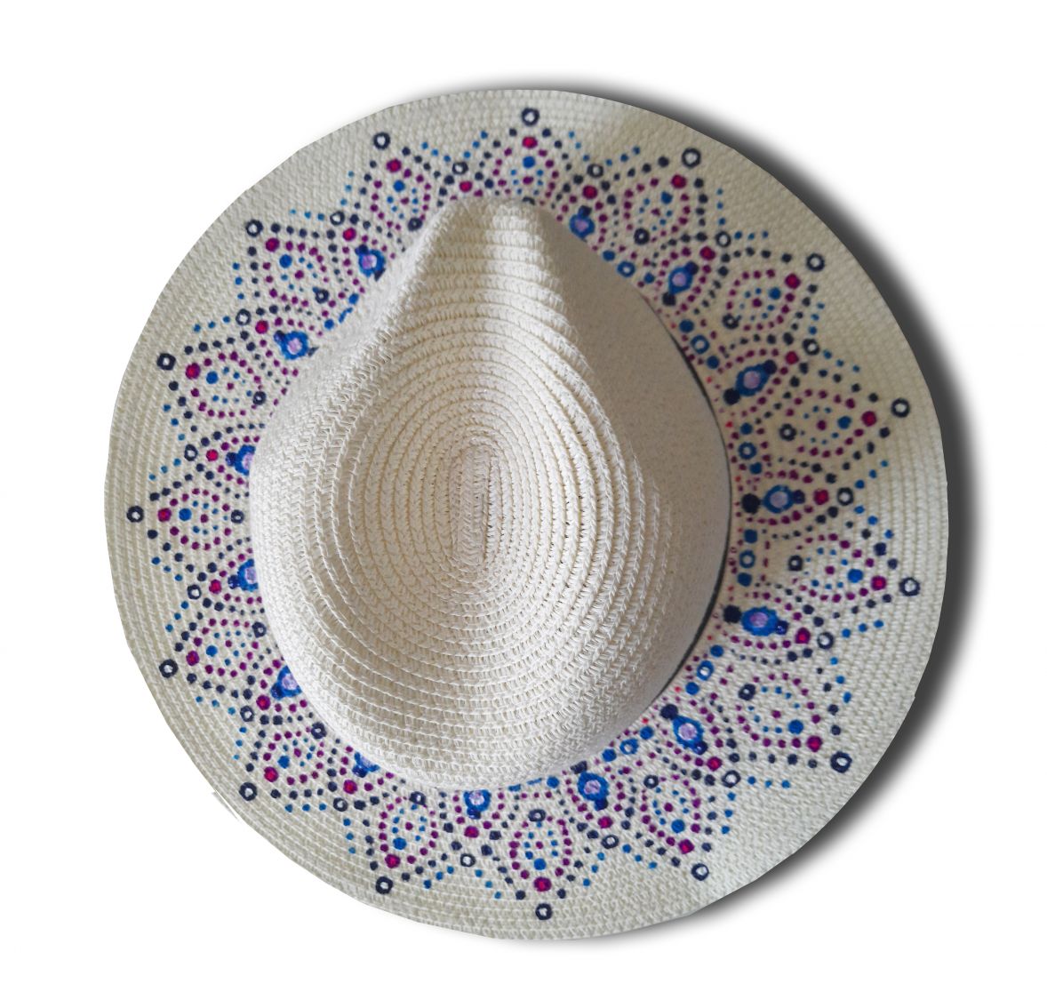 Un joli chapeau style Panama en paille enduite pour une meilleure protection