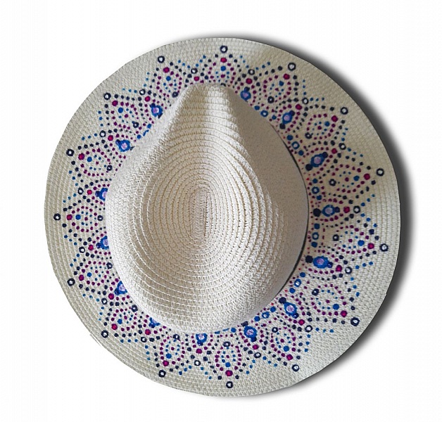 Un joli chapeau style Panama en paille enduite pour une meilleure protection
