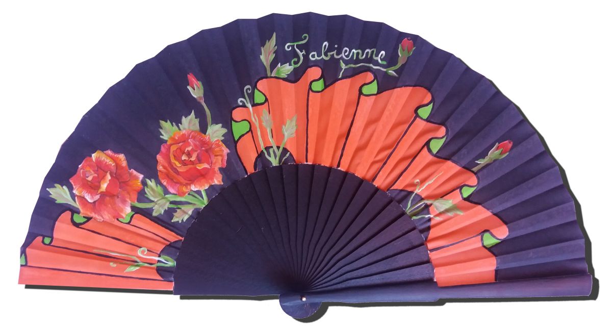 Éventail en soie peint à la main avec motifs floraux.