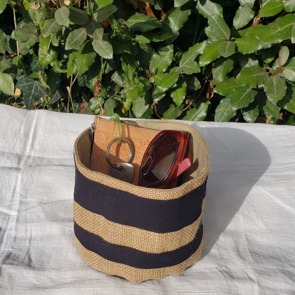 Mini panier de rangement ou cache pot. Accessoire de rangement, &eacute;l&eacute;ment de d&eacute;coration en toile de jute et coton