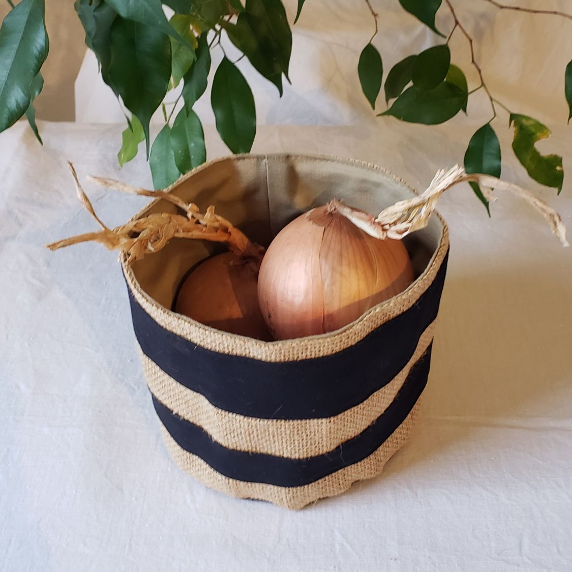 Mini panier de rangement ou cache pot. Accessoire de rangement, &eacute;l&eacute;ment de d&eacute;coration en toile de jute et coton