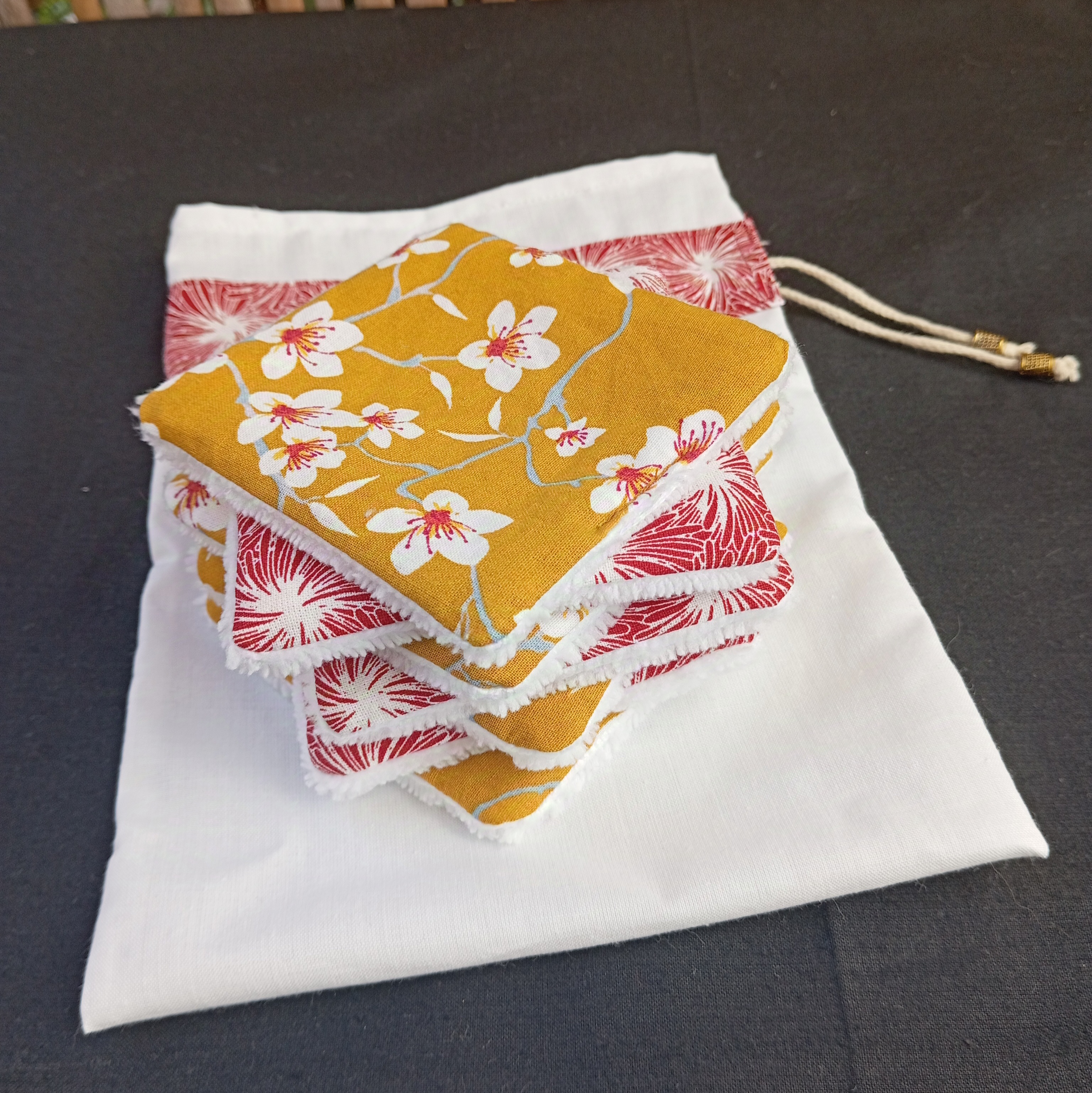 Lingettes d&eacute;maquillantes lavables en coton bambou et tissu coton imprim&eacute; avec sa pochette de rangement coordonn&eacute;e.