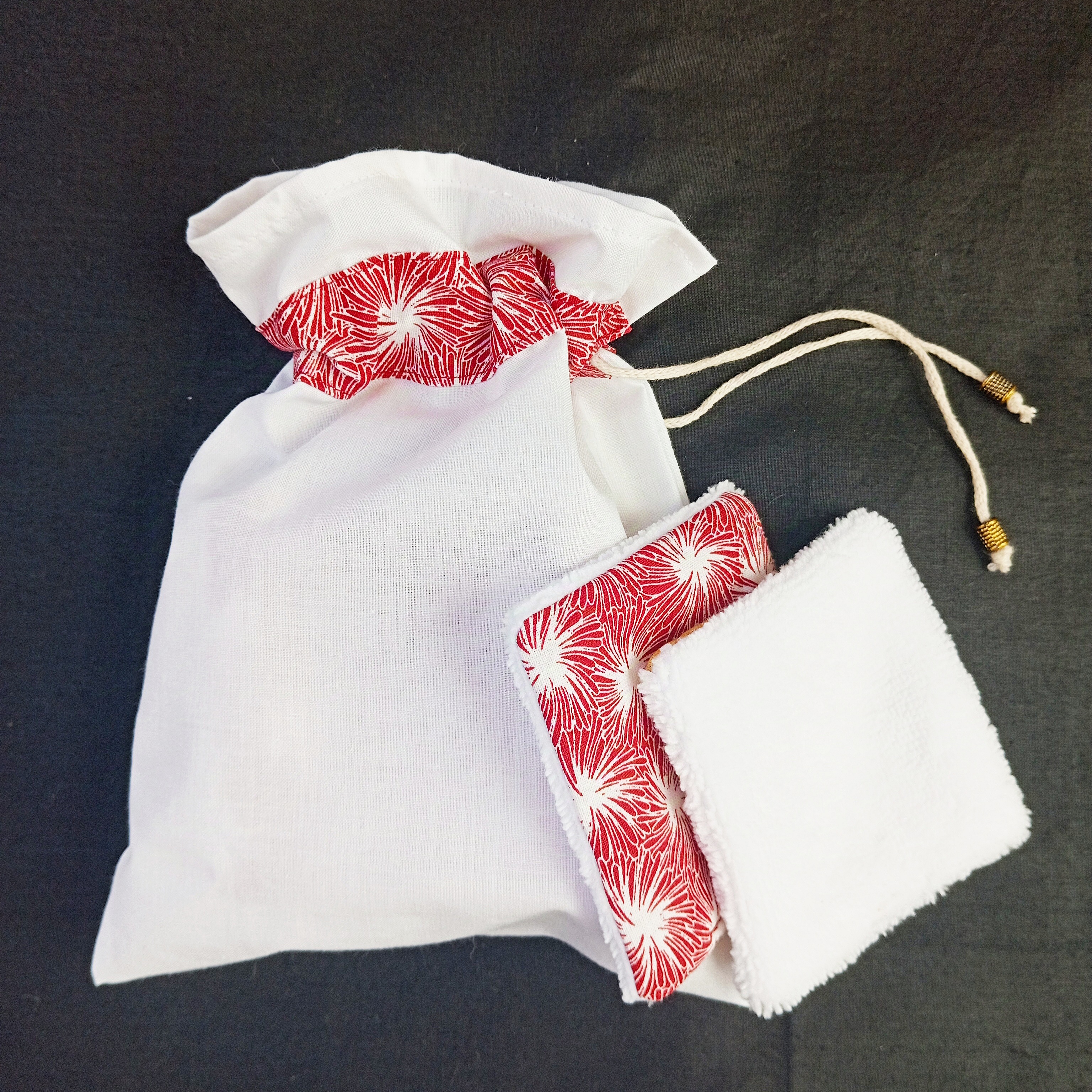 Lingettes d&eacute;maquillantes lavables en coton bambou et tissu coton imprim&eacute; avec sa pochette de rangement coordonn&eacute;e.