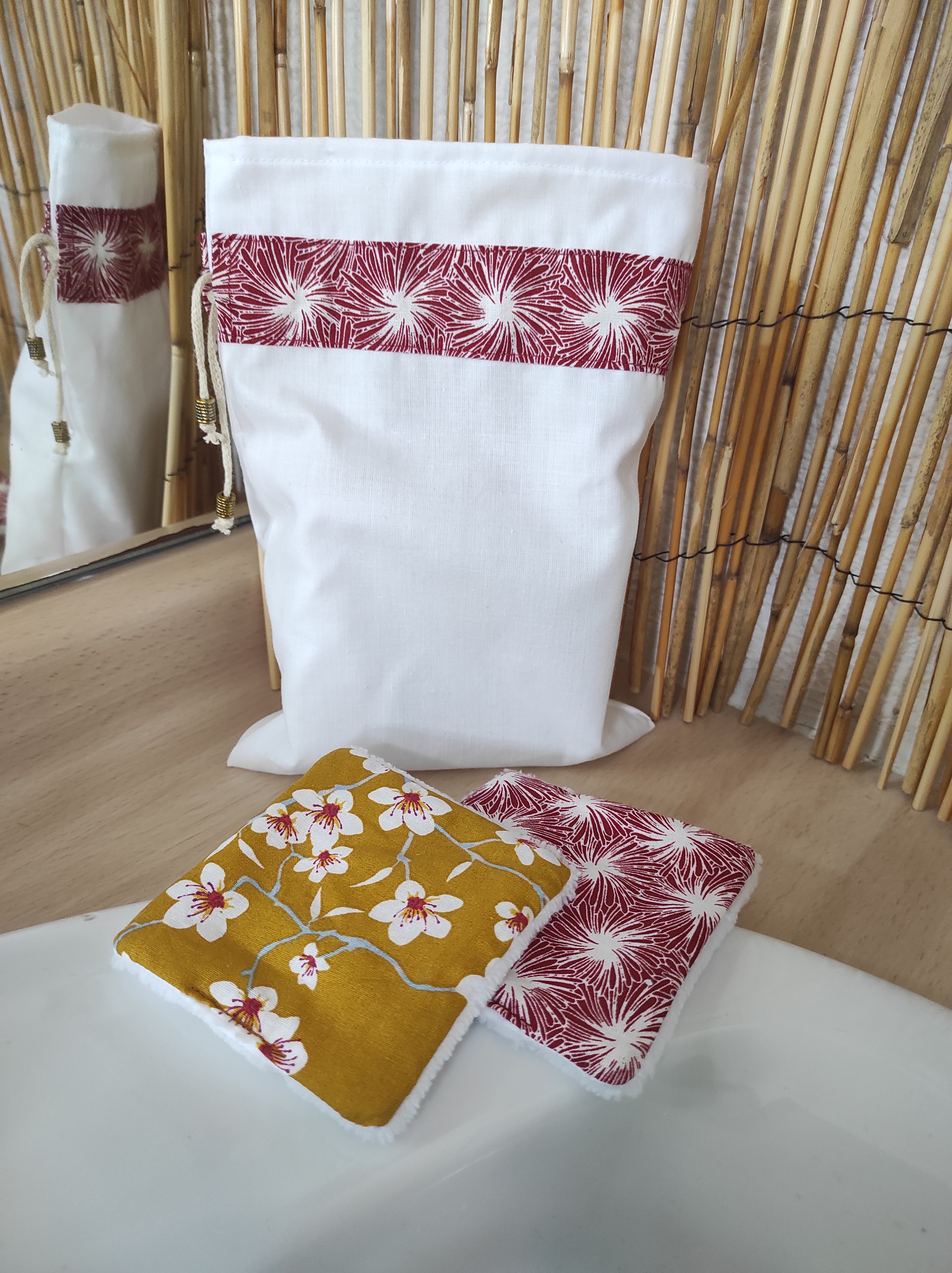 Lingettes d&eacute;maquillantes lavables en coton bambou et tissu coton imprim&eacute; avec sa pochette de rangement coordonn&eacute;e.