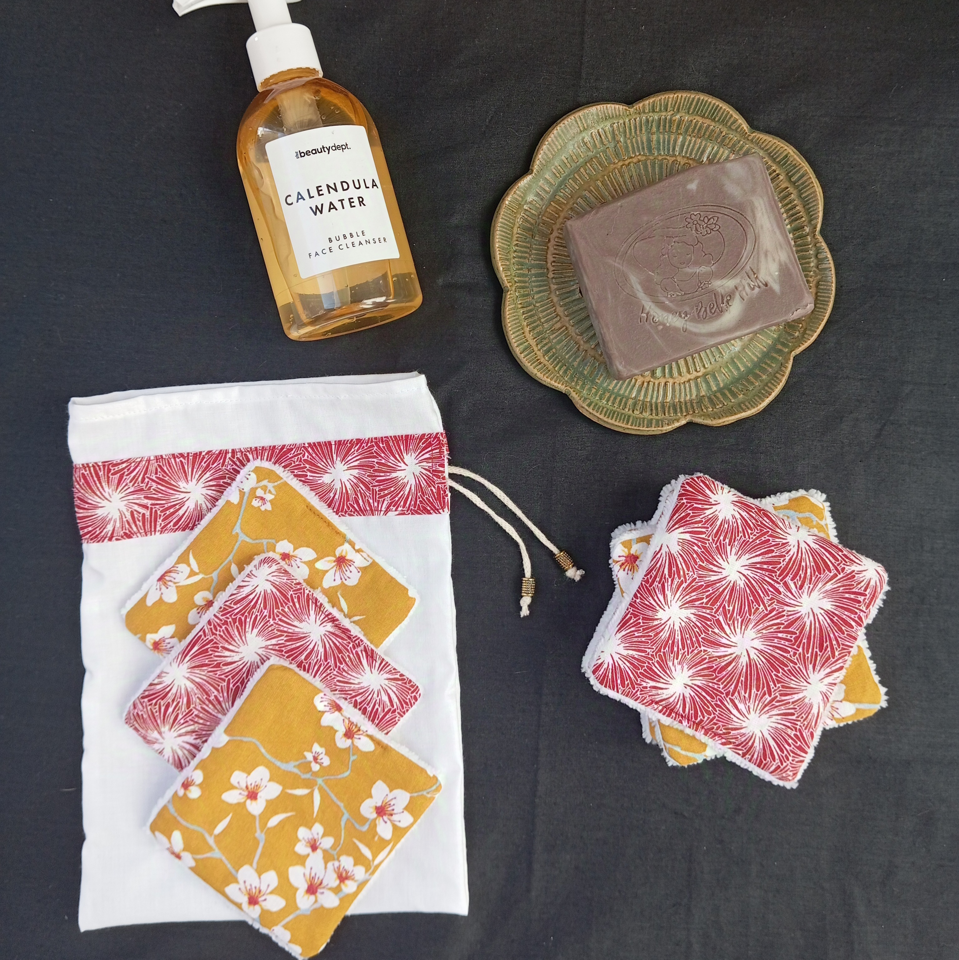 Lingettes d&eacute;maquillantes lavables en coton bambou et tissu coton imprim&eacute; avec sa pochette de rangement coordonn&eacute;e.
