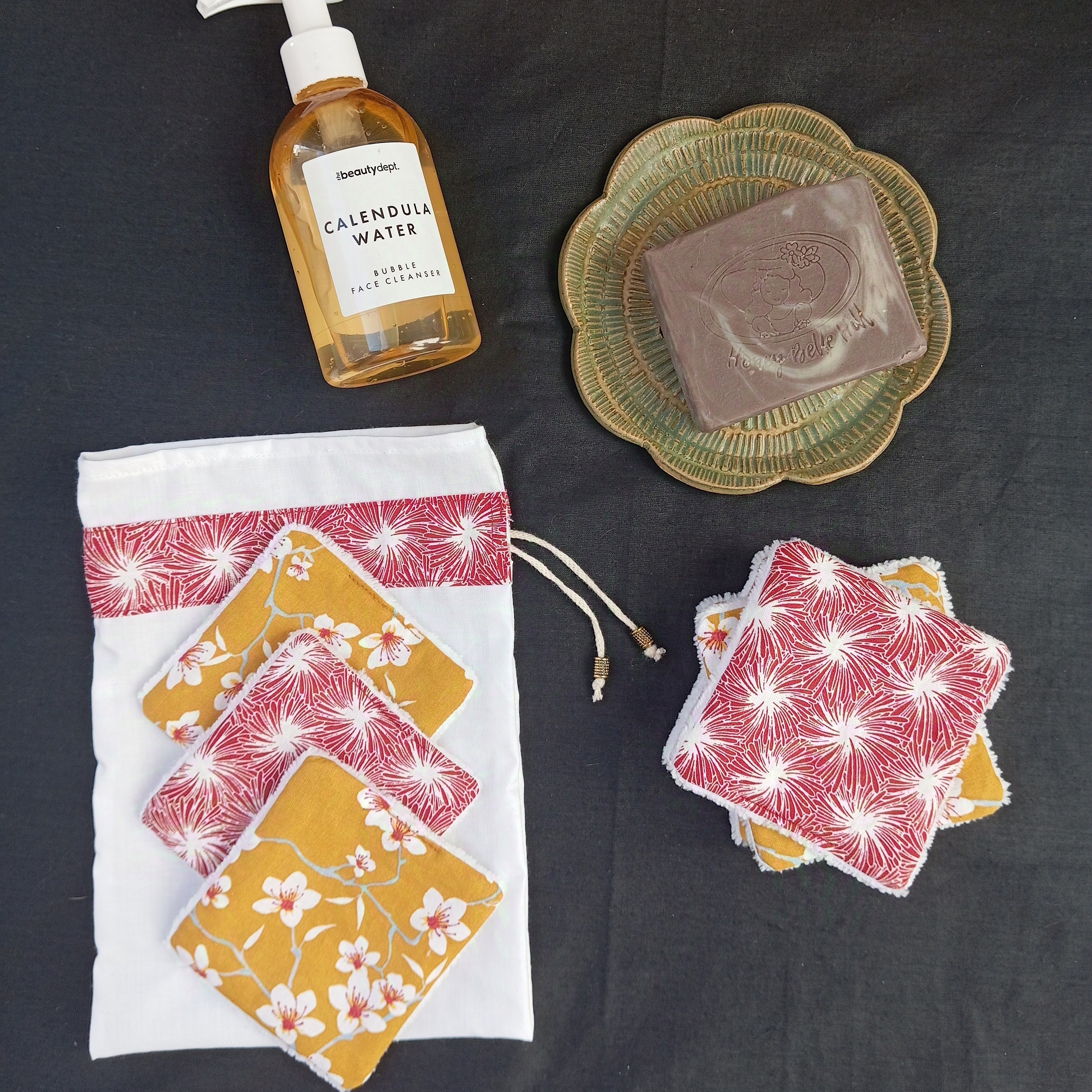 Lingettes d&eacute;maquillantes lavables en coton bambou et tissu coton imprim&eacute; avec sa pochette de rangement coordonn&eacute;e.