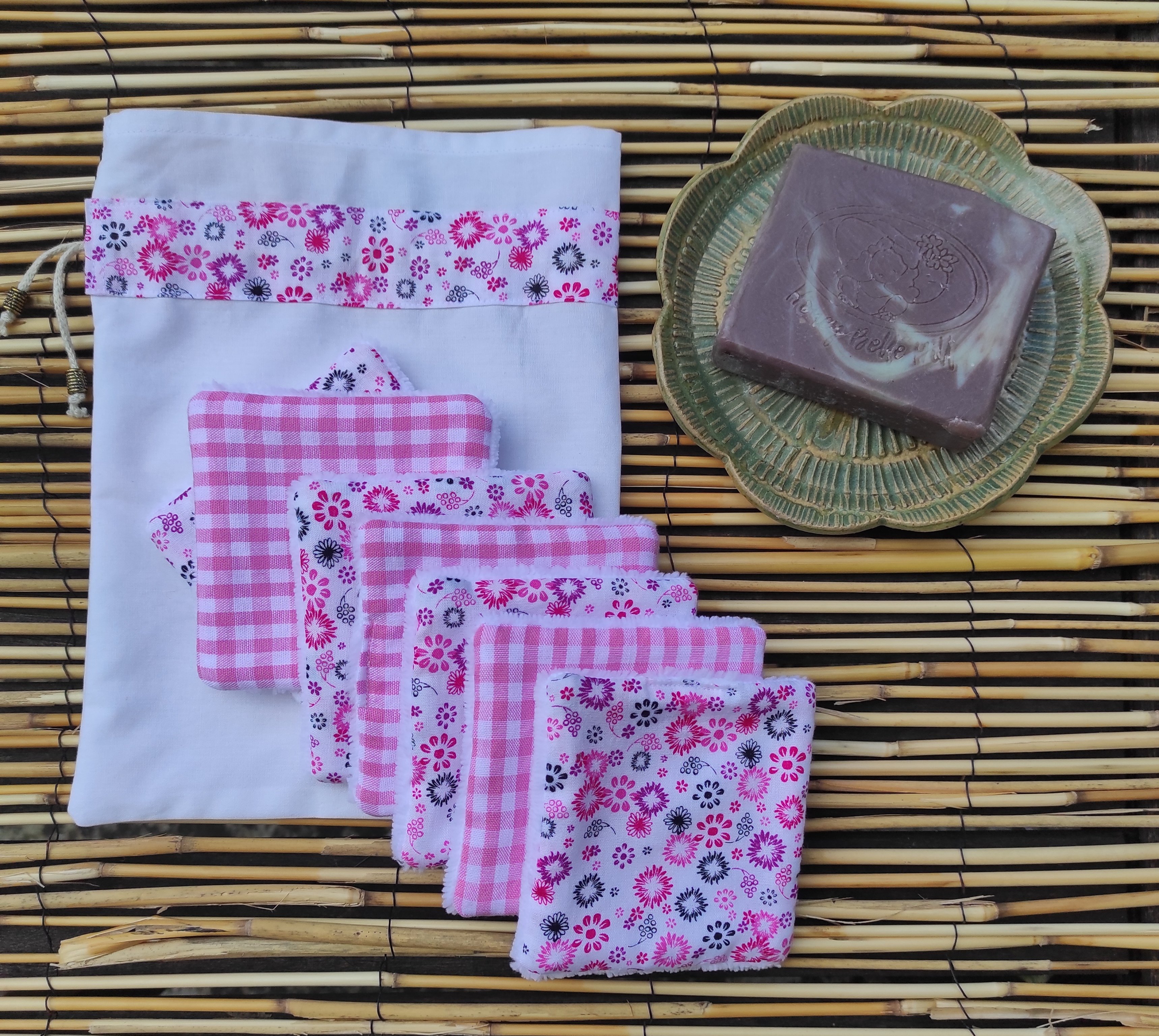 Lingettes d&eacute;maquillantes lavables en coton bambou et tissu coton imprim&eacute; avec sa pochette de rangement coordonn&eacute;e.