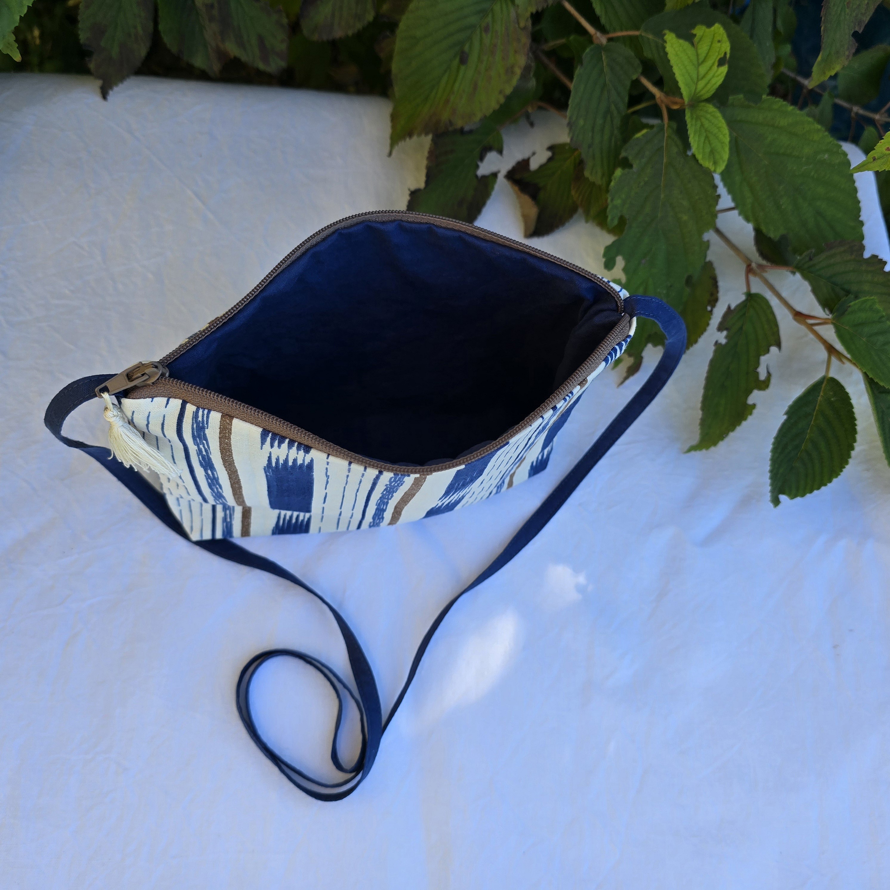 Pochette avec bandouli&egrave;re en tissu coton bleu et marron agr&eacute;ment&eacute;e d'un pompon