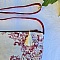 Pochette avec bandouli&egrave;re en tissu toile de Jouy bordeaux et &eacute;cru agr&eacute;ment&eacute;e d'un pompon