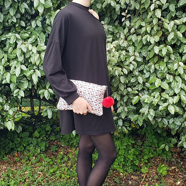 pochette femme avec pompon