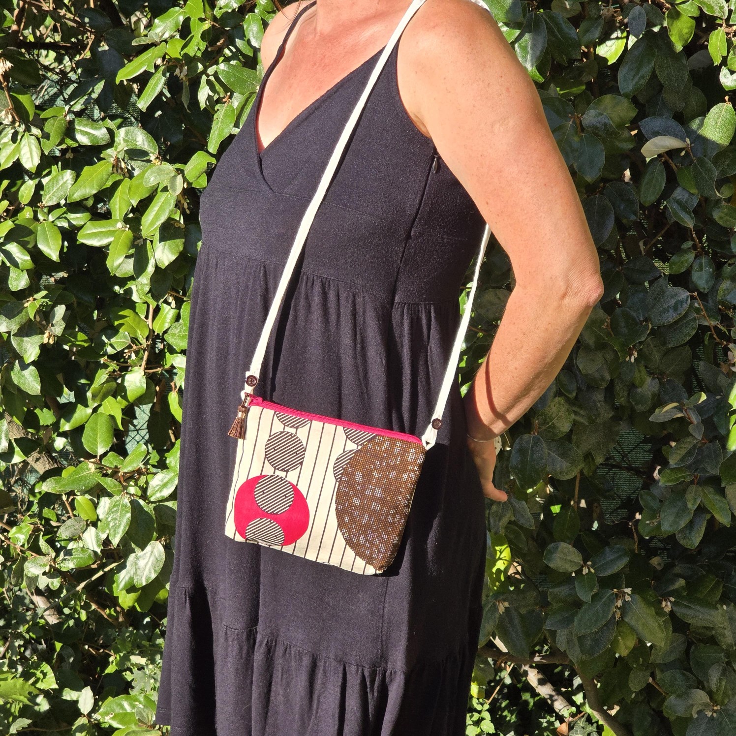 pochette avec pompon, en tissu coton wax (rose/marron/&eacute;cru)) et sa bandouli&egrave;re fine amovible