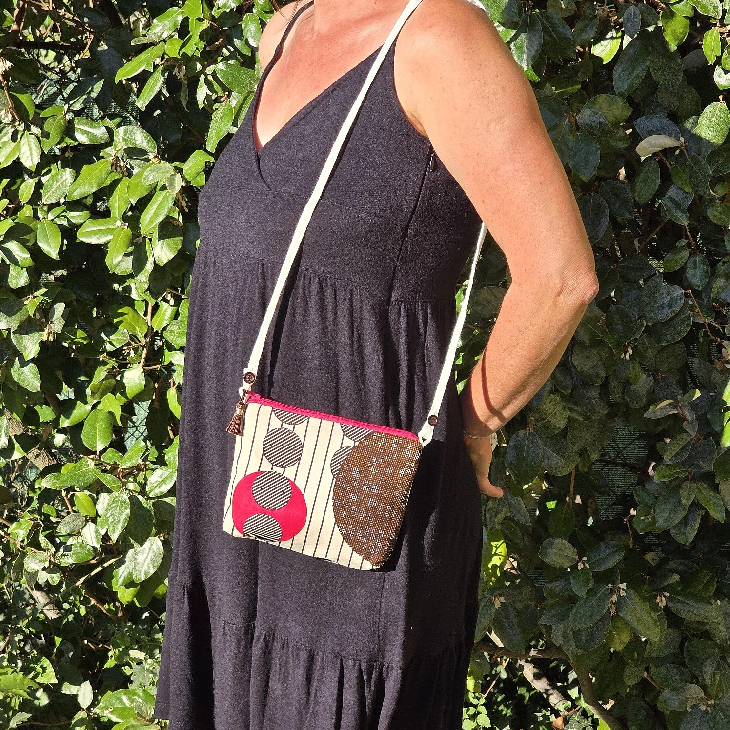 pochette avec pompon, en tissu coton wax (rose/marron/&eacute;cru)) et sa bandouli&egrave;re fine amovible