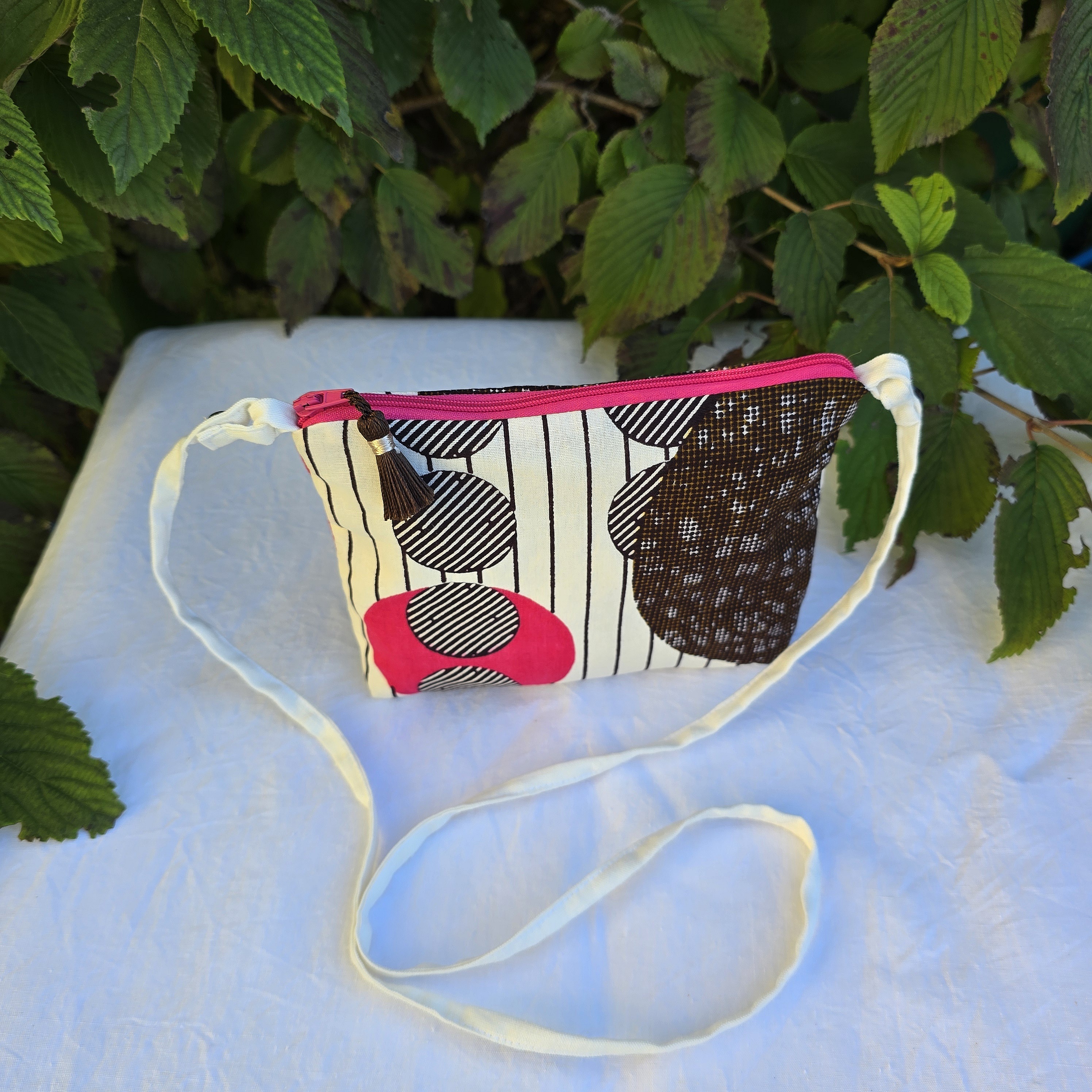 pochette avec pompon, en tissu coton wax (rose/marron/&eacute;cru)) et sa bandouli&egrave;re fine amovible