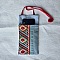 Pochette téléphone en jean recyclé avec bandoulière rouge.