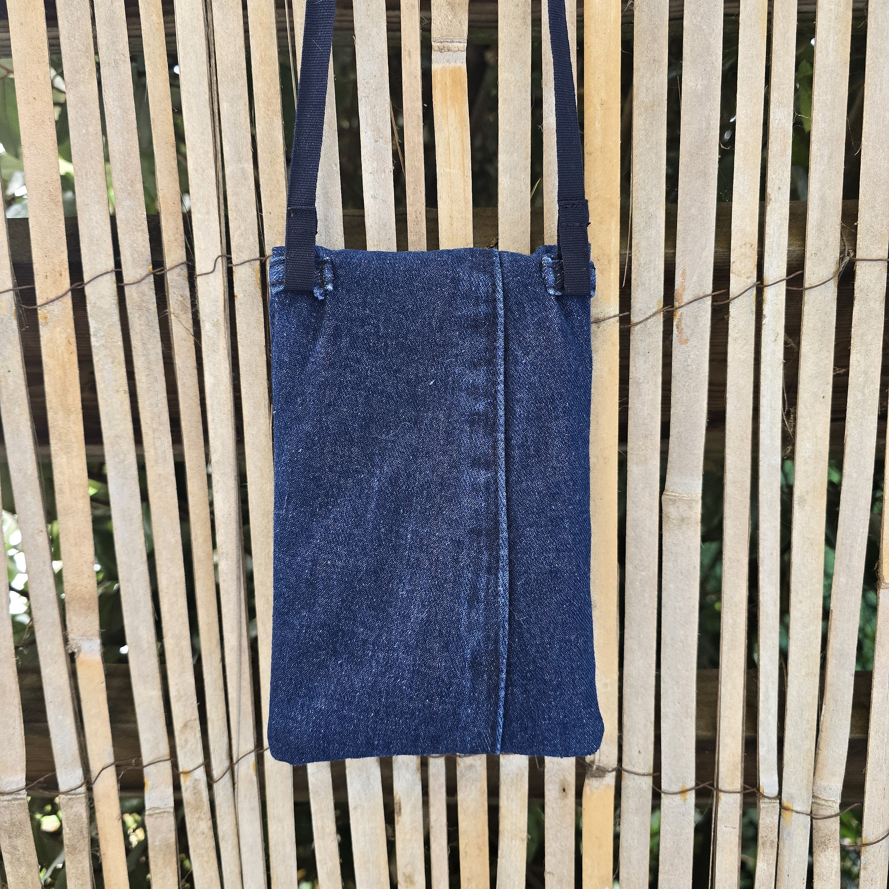 Pochette pour téléphone en jean recyclé avec bandoulière.