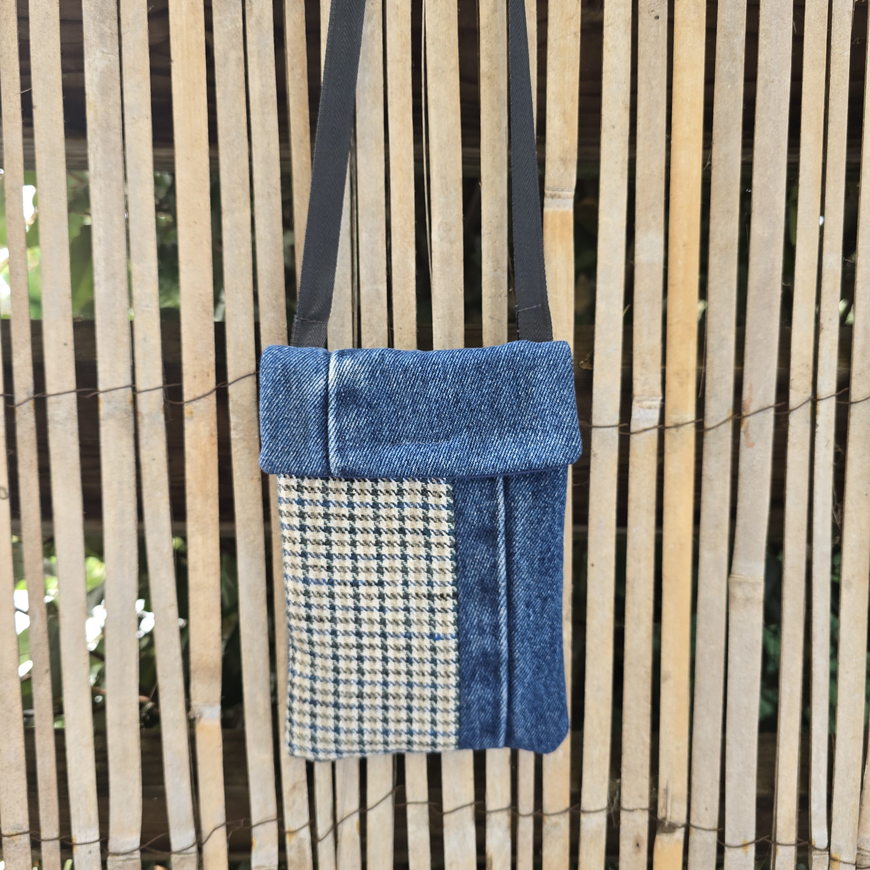 Pochette en tissu pour t&eacute;l&eacute;phone, avec bandouli&egrave;re