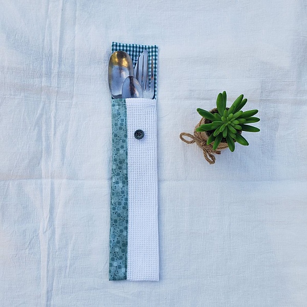 pochette &agrave; couverts en tissu