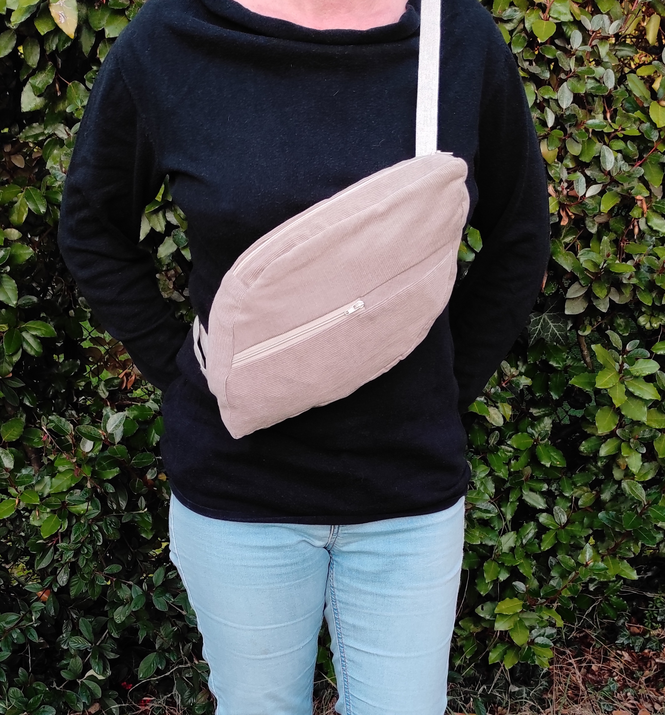 Sac banane r&eacute;invent&eacute;, design unique, en tissu velours fines c&ocirc;tes