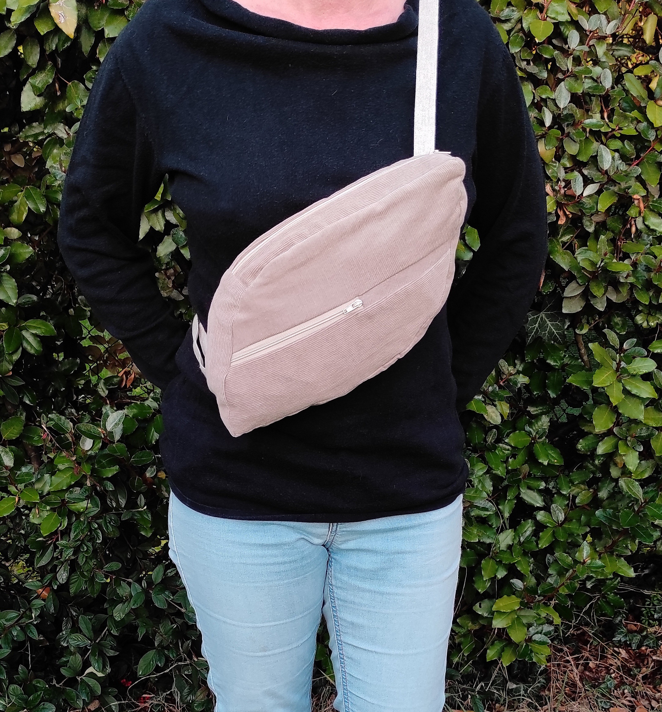 Sac banane r&eacute;invent&eacute;, design unique, en tissu velours fines c&ocirc;tes