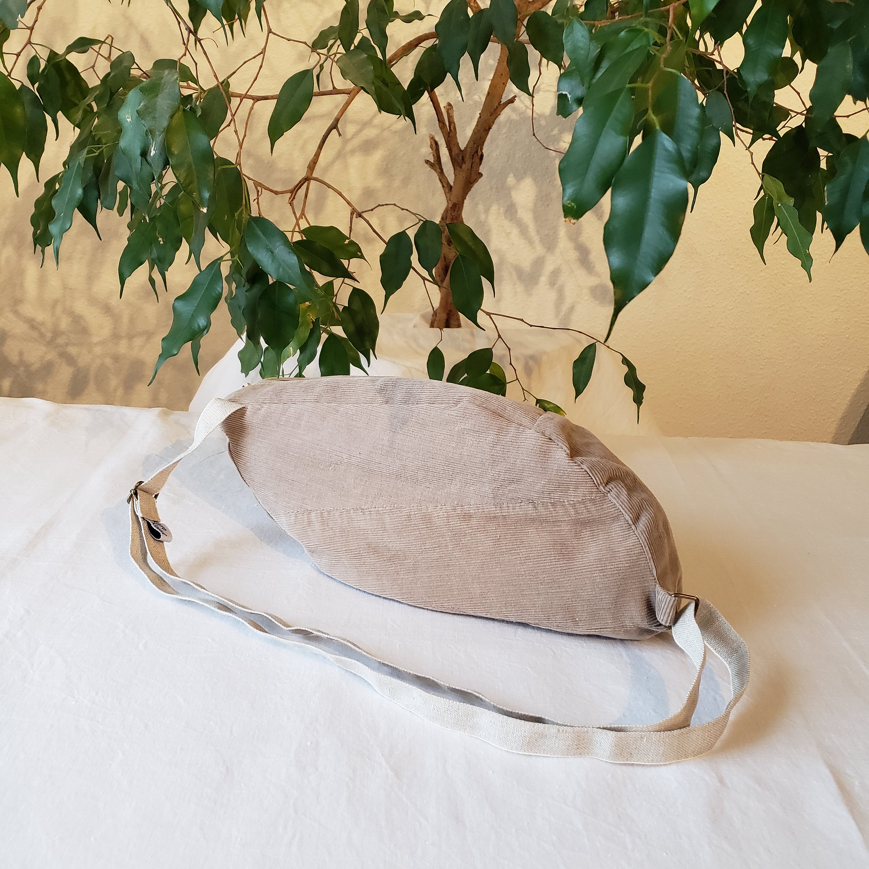 Sac banane r&eacute;invent&eacute;, design unique, en tissu velours fines c&ocirc;tes